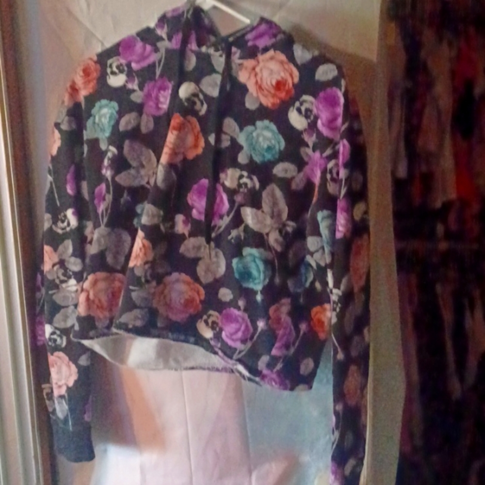 FLOWERZ N SKULL HOODY FROM HOT TOPIC.